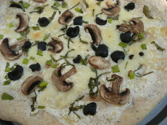 pizza au fromage à l'ail crémeuse au basilic frais
