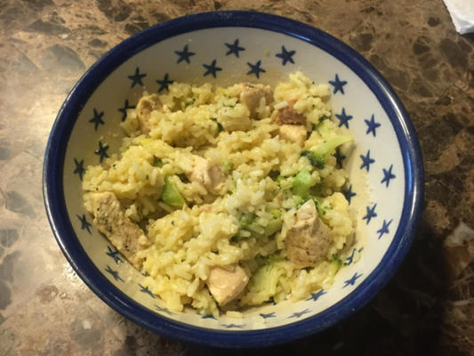 un dîner riz poêlé, brocoli et poulet