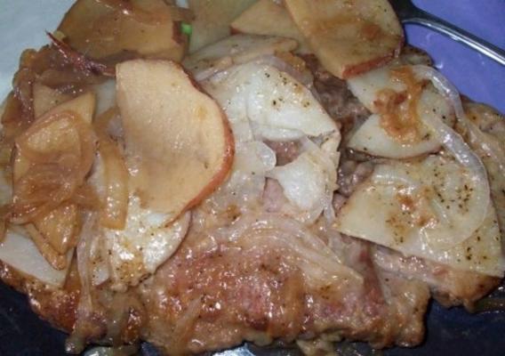 côtelettes de porc avec pommes de terre et oignons