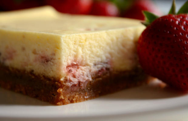 carrés de gâteau au fromage aux fraises de wilton