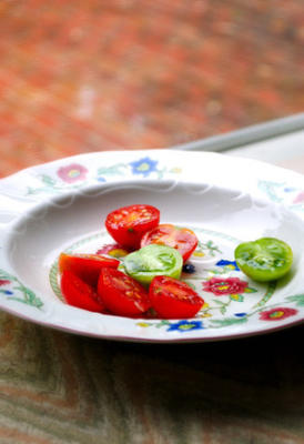 tomates cerises avec vinaigrette au tamarin