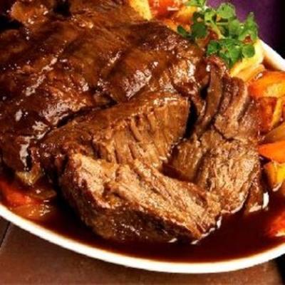 rôti parfait avec des légumes et de la sauce