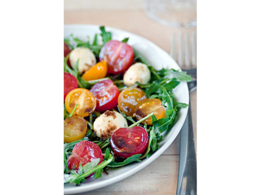 salade de mozzarella et tomates fraîches avec vinaigrette balsamique