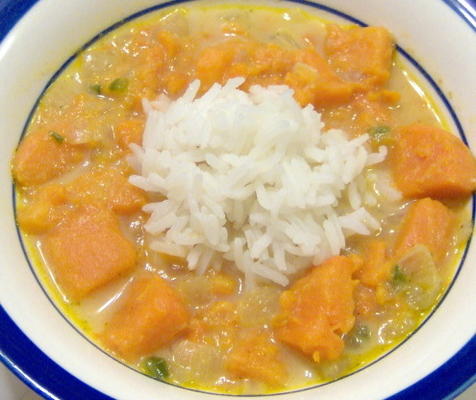 soupe de patates douces avec du riz bordé