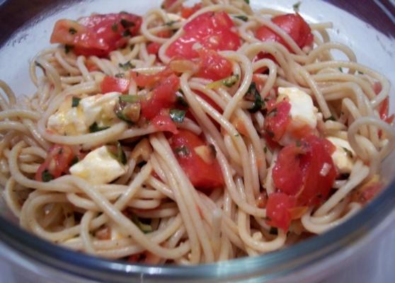 pâtes à la tomate, au basilic et à l'ail absolument délicieuses et simples