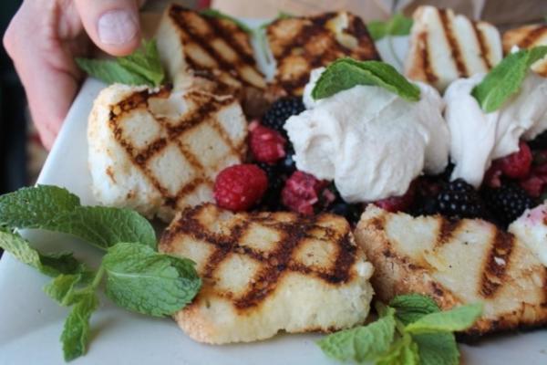 gâteau aux anges grillé avec salsa de fruits