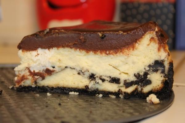gâteau au fromage Oreo avec glaçage au chocolat