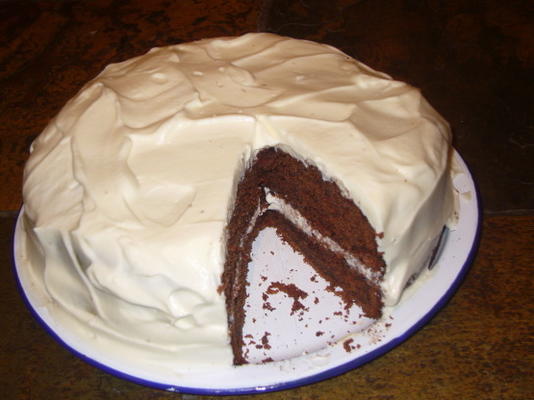 Gâteau au chocolat au babeurre avec un glaçage à la crème sure