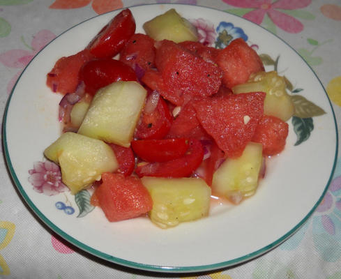 salade de melon d'eau, tomates cerises, oignons rouges et concombre