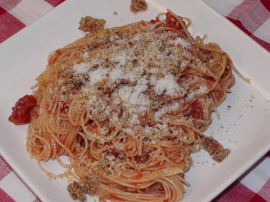 spaghettis garnis de bacon croustillant et de chapelure