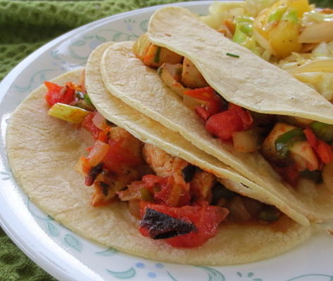 tacos au poulet avec tomates carbonisées