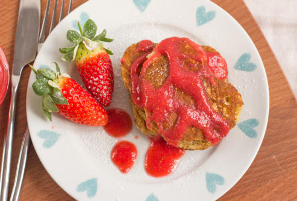 crêpes de blé entier en forme de cœur avec sauce à la fraise