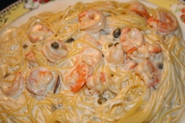 crevettes sautées à la crème de câpres au citron sur des pâtes aux cheveux d'ange