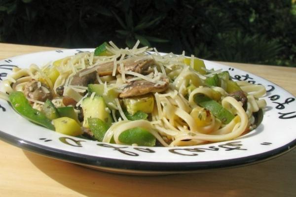 légumes d'été avec linguine