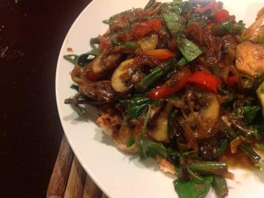 saumon cuit à la vapeur avec sauce chili et basilic