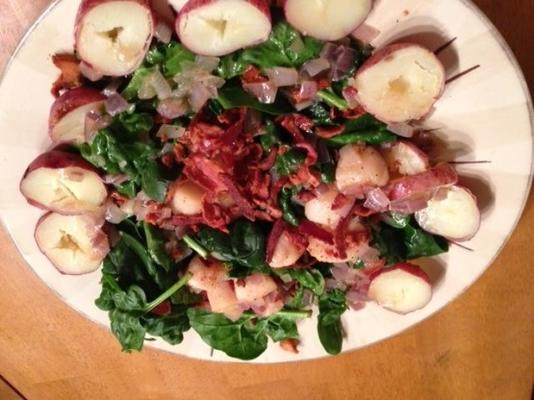 salade d'épinards avec pétoncles poêlés et vinaigrette tiède au lard