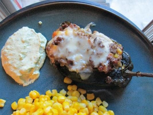 Poblanos farcis au porc avec sauce ranch à l'avocat