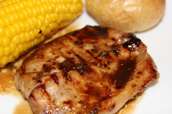 tout et la marinade de côtelette de porc évier de cuisine