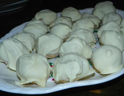 boulettes de biscuits Oreo grillées à la noix de coco et à l'or (truffes)