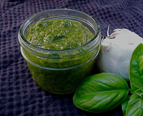 pesto à l'ail rôti simple