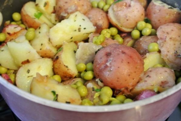 nye kartofler og andaelig; rte salat (salade de pois et de pommes de terre nouvelles)
