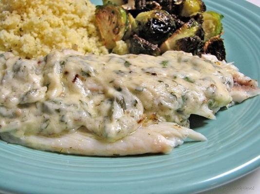 poisson grillé avec une sauce au citron et aux câpres