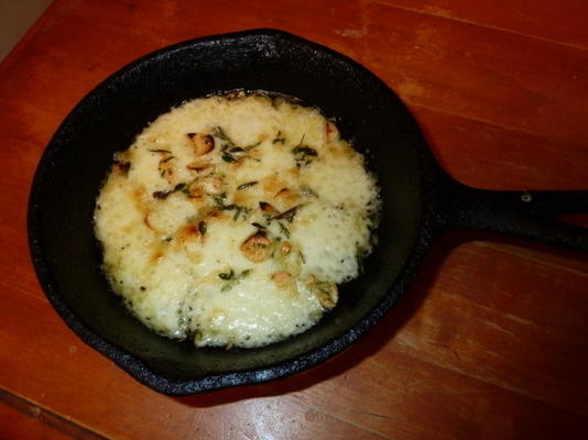 fontina cuite au four avec ail, huile d'olive et thym