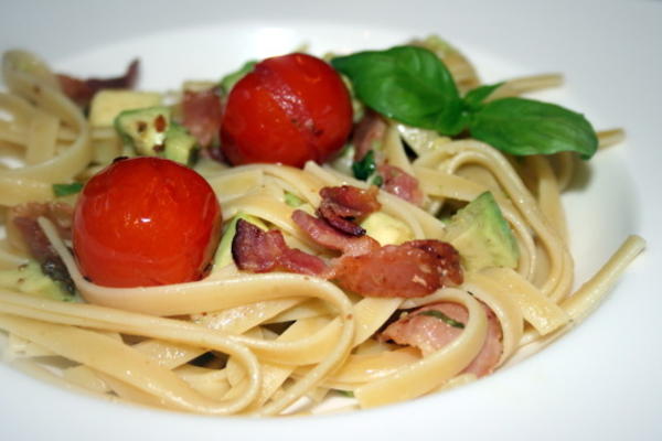 fettuccine aux tomates cerises, avocat et bacon