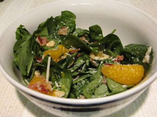 salade printanière au soleil avec vinaigrette au parmesan et aux agrumes