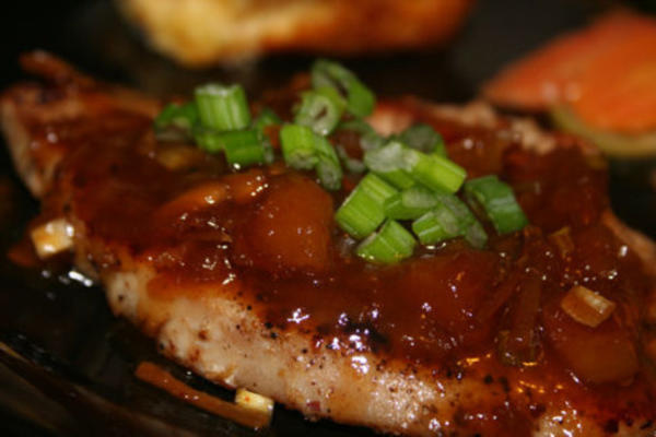 côtelettes de dinde (ou de poulet) en croûte de poivre avec sauce chutney