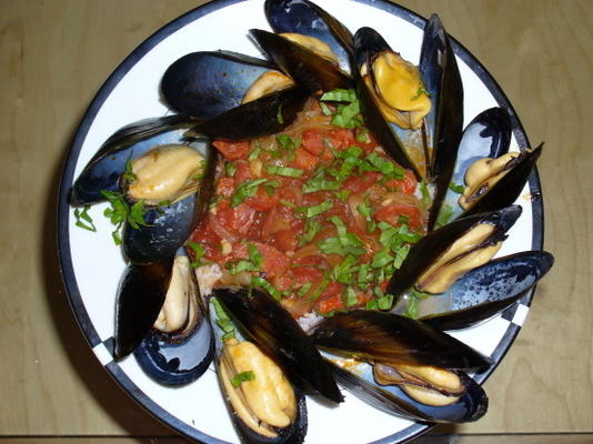 palourdes cuites à la vapeur avec chorizo ​​et tomates