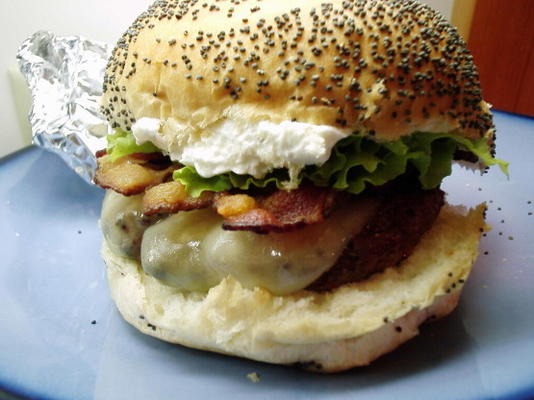 cheeseburgers au bacon avec trempette à l'oignon