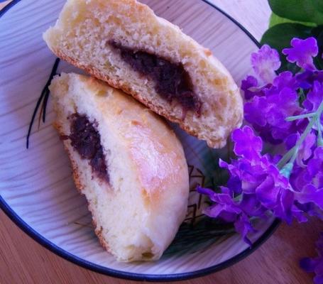 anman - petits pains cuits à la vapeur avec de la pâte d'azuki (haricot rouge doux)