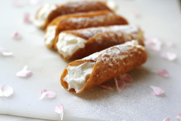 Coquilles de cannoli et crème à la ricotta