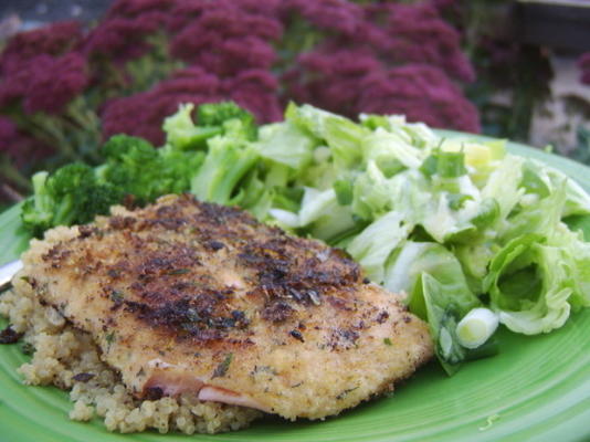 saumon en croûte d'herbes avec salade de verdure