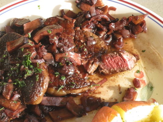 filet mignon au bordelaise - steak au vin rouge avec échalotes