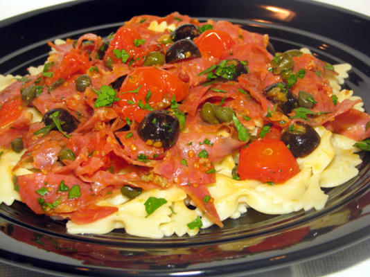 tagliatelles au salami, olives et tomates au four