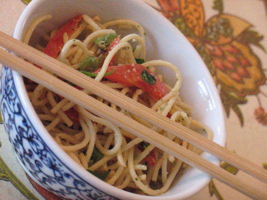 Salade de nouilles aux cacahuètes