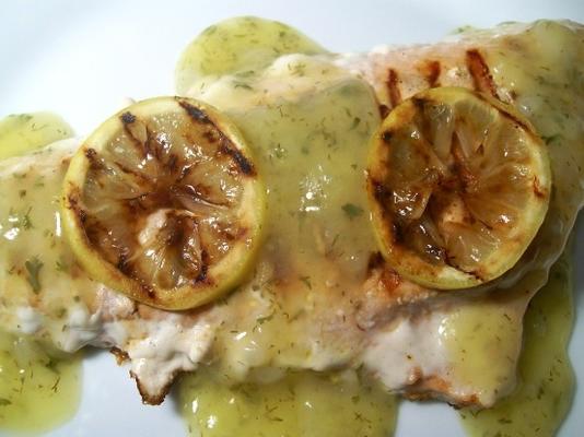 darnes de saumon grillées au citron avec sauce au citron et à l'aneth