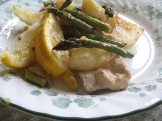 poulet rôti avec pommes de terre, citron et asperges