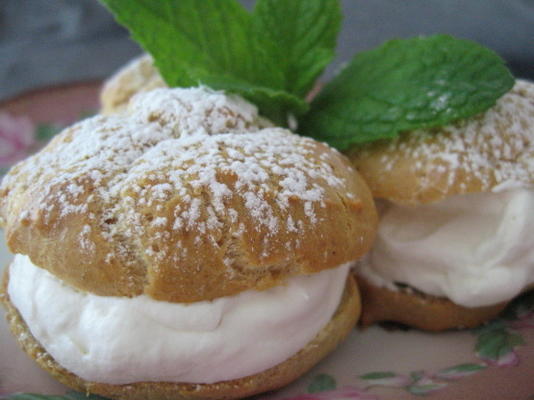 choux à la crème (coque de pâte à choux)