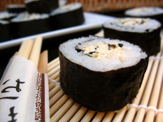 sushi épicé au tofu