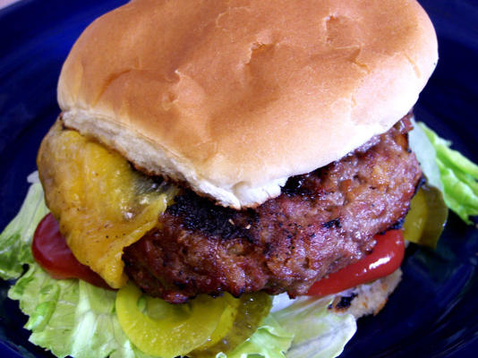 hamburgers au cheddar, au bretzel, à la bière et au bœuf