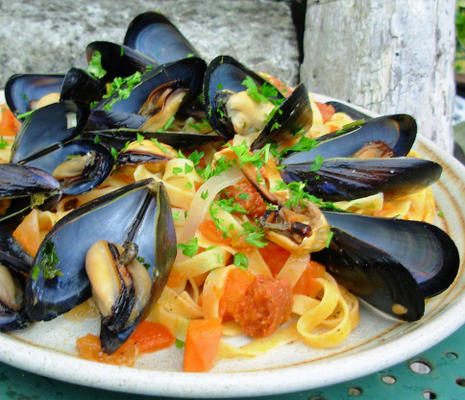 pâtes avec beaucoup de moules