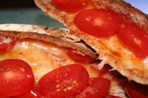 petit-déjeuner tomate / fromage pita