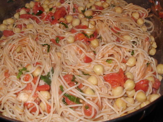 poêle à pâtes avec tomates et haricots