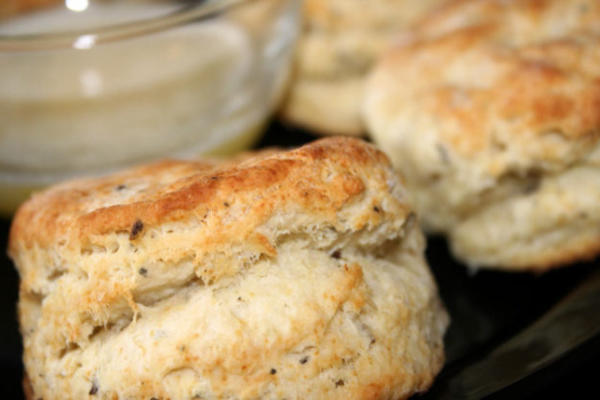 biscuits salés aux herbes (sauge et carvi) avec beurre à l'ail