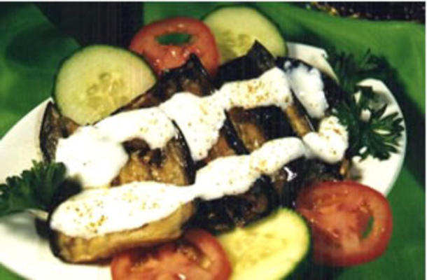aubergine dorée (aubergine) avec du yaourt
