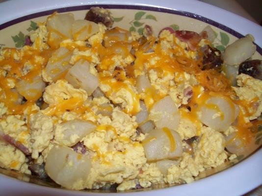 œufs brouillés / bacon, pommes de terre, poivrons et oignons et saucisses