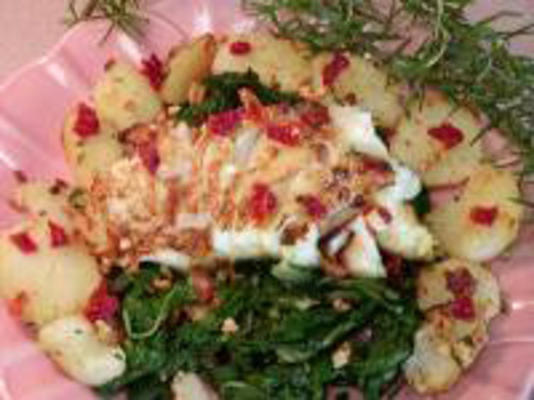 loup de mer sur un lit de bette à carde et de pommes de terre dorées au romarin